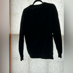 Super cute plain black sweatshirt!